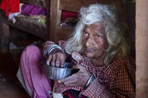 Hiện cụ sống dựa vào nguồn đóng góp từ một ngôi đền Hindu sau khi mất nhà trong trận động đất ở Nepal năm ngoái.