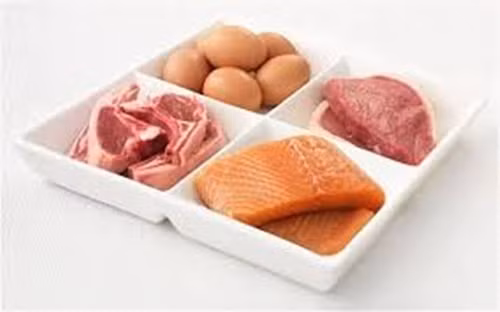 Protein. Thịt, cá và các sản phẩm từ trứng và sữa đều chứa protein động vật. Những protein này có chứa kích thích tố nữ. Nếu chế độ ăn hàng ngày thiếu protein động vật có thể dẫn đến việc mãn kinh sớm. Hãy ăn một lượng protein động vật vừa đủ để thúc đẩy nội tiết nữ mạnh hơn.