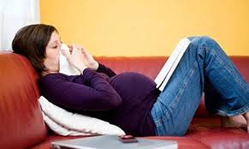 Giữ ngôi nhà sạch sẽ. Hãy đóng cửa sổ và cửa ra vào trong suốt những tháng mùa đông. Bởi ngôi nhà là nơi sinh sản hoàn hảo cho ve và nấm mốc. Hãy chắc chắn ngôi nhà được thông thoáng và sạch sẽ. Lông và phấn hoa cũng có thể gây dị ứng với bà bầu, vì thế mà rửa tay bất cứ khi nào tiếp xúc với bụi.