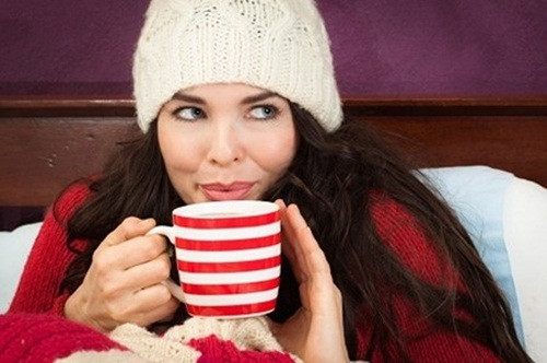 Nếu bị hạ thân nhiệt, bạn sẽ cảm thấy lạnh và rung mình. Nếu bệnh nặng bạn sẽ buồn ngủ và nói không ra hơi. Để phòng ngừa, hãy mặc nhiều lớp quần áo ấm, giữ chân tay ấm và đội mũ. Có thể dùng những đồ uống làm ấm cơ thể, nhưng tuyệt đối không dùng đồ có cồn. Cũng không nên tắm nước nóng vì có thể gây sốc nhiệt.