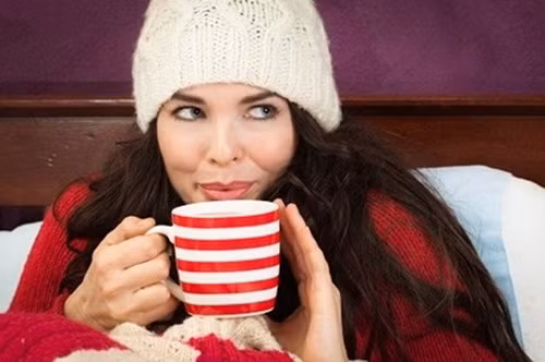 Nếu bị hạ thân nhiệt, bạn sẽ cảm thấy lạnh và rung mình. Nếu bệnh nặng bạn sẽ buồn ngủ và nói không ra hơi. Để phòng ngừa, hãy mặc nhiều lớp quần áo ấm, giữ chân tay ấm và đội mũ. Có thể dùng những đồ uống làm ấm cơ thể, nhưng tuyệt đối không dùng đồ có cồn. Cũng không nên tắm nước nóng vì có thể gây sốc nhiệt.