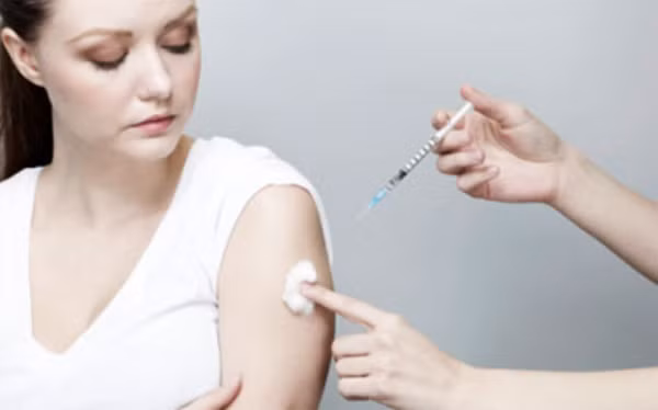 Khi bị cảm lạnh, bạn sẽ thấy mệt trong vài ngày nhưng sau đó thì đỡ dần và hết hẳn trong vòng 1 tuần đến 10 ngày. Những người bị cúm cũng thường khỏi trong vòng 1 tuần. Tuy nhiên cả hai trường hợp đều cần dùng thuốc. Với bệnh cảm có thể dùng thuốc nhưng nêu mắc cúm thì phải tiêm phòng ngừa.