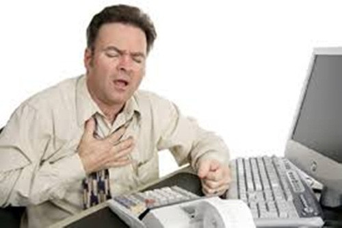 Đau tim. Đau tim do nhiều yếu tố, cholesterol cao, hút thuốc nhưng phổ biến là lạnh sẽ làm tăng huyết áp đột ngột đặt áp lực lên tim. Dấu hiệu gồm đau ngực, khó thở, chóng mặt, vã mồ hôi …