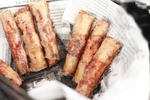 Nếu bạn vô tư dùng giấy báo thấm dầu từ thức ăn chiên rán thì hãy thay đổi thói quen của mình. Nó sẽ mang lại rủi ro sức khỏe vì các dung môi hóa học trên giấy báo sẽ truyền tới thực phẩm.