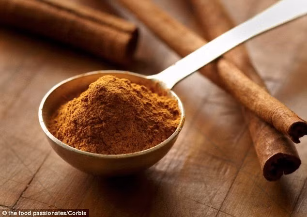 Quế có tác dụng hỗ trợ tiêu hóa và lưu thông máu. Ngoài ra, loại gia vị nhà bếp này cũng giúp giữ ấm và thải độc cơ thể trong mùa đông. 