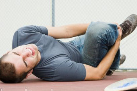 Tê chân và chuột rút. Những cơn chuột rút là kết quả của việc các cơ đang nghỉ ngơi và chưa sẵn sàng để hoạt động lại. Nó cũng có thể là dấu hiệu cơ bắp chưa nhận đủ oxy hoặc cơ thể bạn đang mất nước.