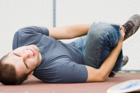 Tê chân và chuột rút. Những cơn chuột rút là kết quả của việc các cơ đang nghỉ ngơi và chưa sẵn sàng để hoạt động lại. Nó cũng có thể là dấu hiệu cơ bắp chưa nhận đủ oxy hoặc cơ thể bạn đang mất nước.