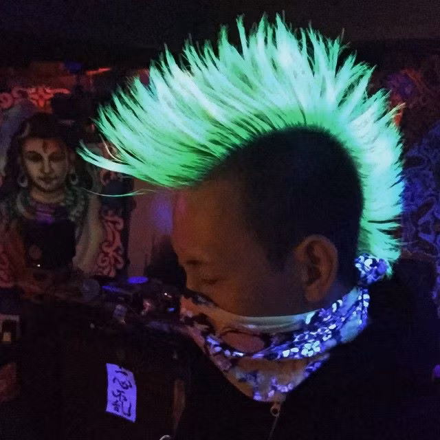 Tuy nhiên, để tránh cho các bộ phận khác trên cơ thể “phát sáng” trong đêm thì người nhuộm hãy đeo khăn tay và tránh bột nhuộm dây vào mắt.