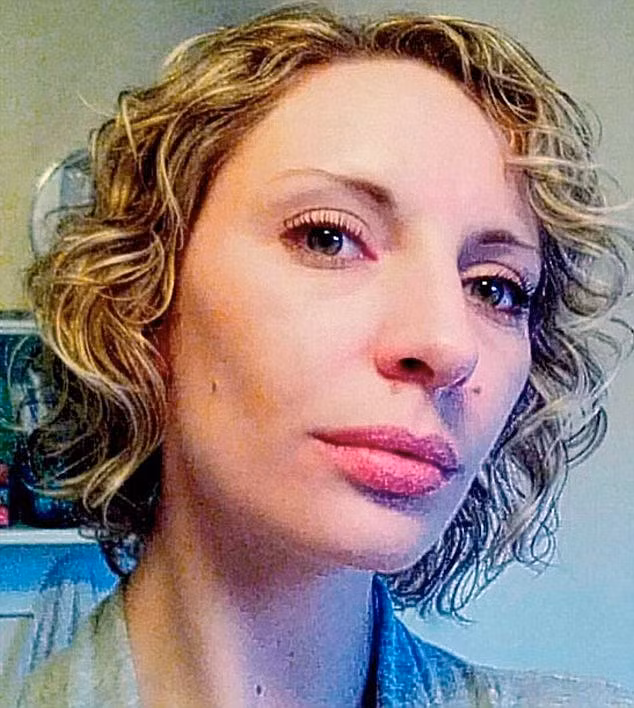 Tammy Saunders, đến từ Anh là quản lý của một công ty thời trang kể lại, cô cảm thấy không khỏe sau giáng sinh năm 2013. Hai ngày sau đó, sức khỏe không thuyên giảm cô đã đến bệnh viện và được bác sỹ chẩn đoán bị nhiễm trùng huyết não mô cầu. Đây là bệnh nhiễm trùng máu nặng do nhiễm viêm màng não.