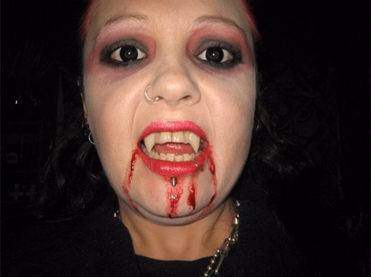 Cô Condon cũng làm một chiếc răng nanh giả để dùng nó như dao cạo cắt vết thương để cô có thể uống. Cô cũng học cách cắn để làm sao không chạm vào động mạch của mình mỗi khi khát máu.