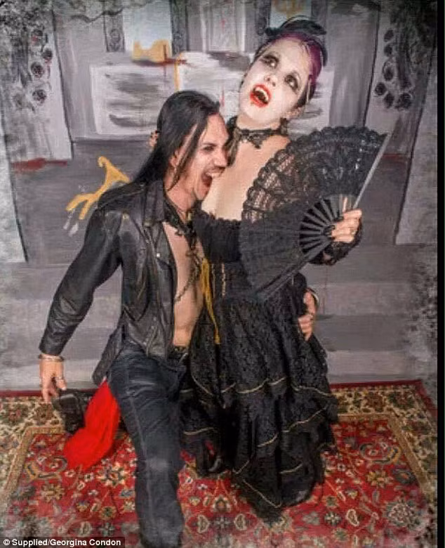 Cô cho biết, mọi người có thể thấy kinh tởm nhưng với cô thì máu rất ngon “nó chỉ giống như một miếng thịt đỏ mà mọi người hay ăn”.