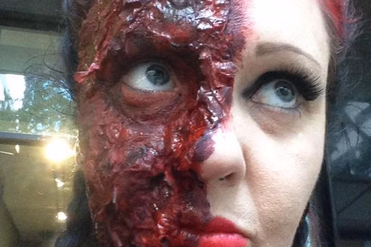 Thói quen ghê rợn này bắt đầu khi Condon còn là một đứa trẻ 12 tuổi, rất lâu trước khi bộ phim Twightlight bắt đầu. Đến năm 17 tuổi, cô bắt đầu đến các câu lạc bộ ma cà rồng và tìm thấy những người hiến máu đầu tiên.