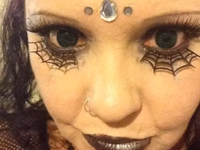 Thế nhưng, cô hoàn toàn không giống ma cà rồng trong truyền thuyết, cô không dấu mình trong bóng tối và không nhảy bổ vào người khác để hút máu. Cô vẫn là một người bình thường như bao người khác.