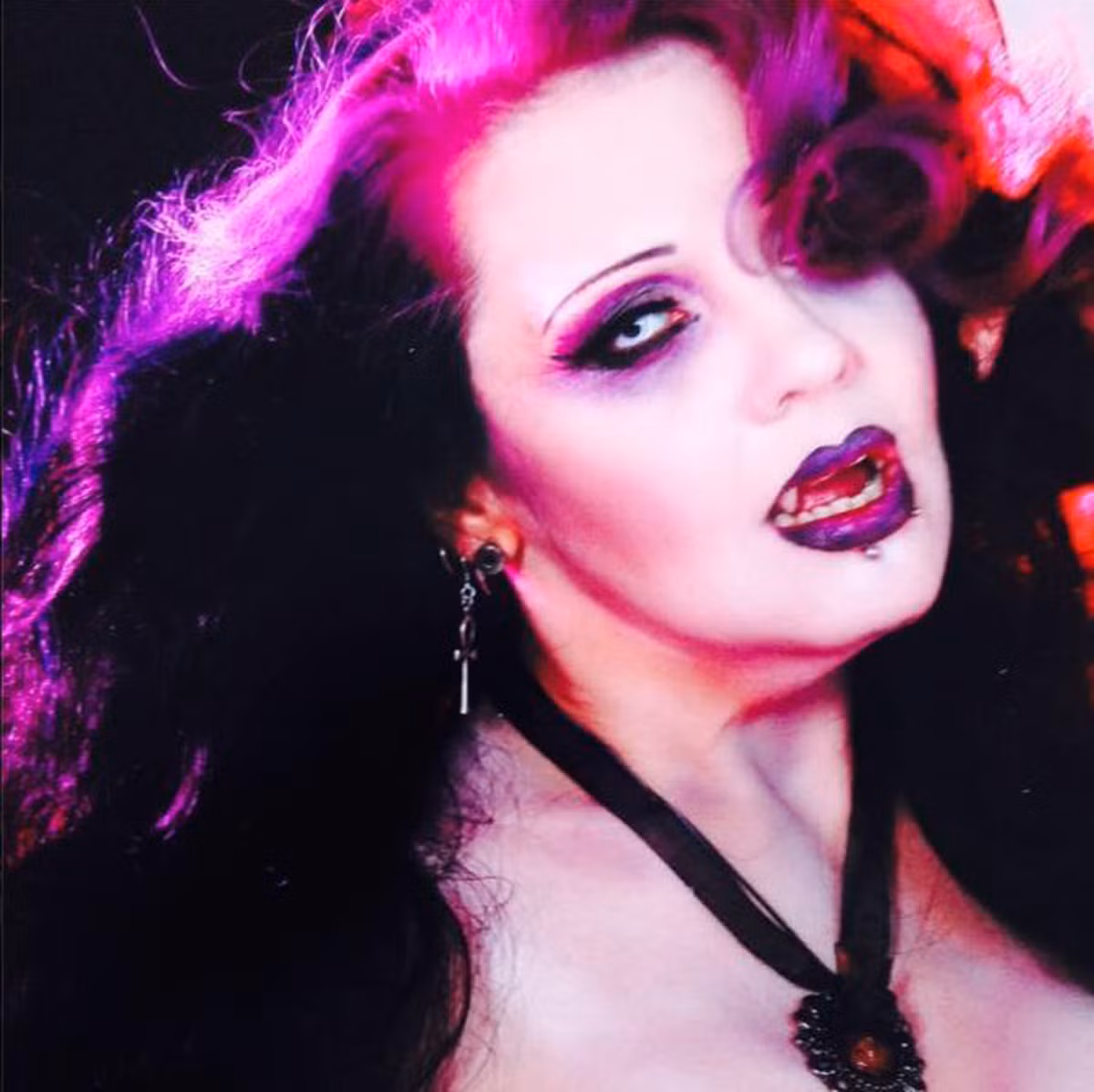 Ngày xưa cô có thể uống máu của bất cứ người nào. Tuy nhiên, đến khi gặp anh Zameal – bạn trai hiện nay thì cô không còn khao khát máu của ai ngoài anh.