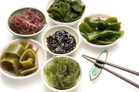 Rong biển. Thành phần thực phẩm này có lợi ích dinh dưỡng tuyệt vời. Nó có lượng calo thấp và dinh dưỡng thực vật dày đặc. Bạn có thể chế biến rong biển đa dạng qua các món ăn như súp, canh, salad, cuộn sushi…