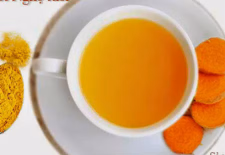 Nghệ. Nhiều người không nhận ra gia vị đơn giản này có thể giúp giải độc cơ thể. Khi nói đến giải độc, nghệ đặc biệt có lợi cho gan. Hầu hết mọi người uống bột nghệ hoặc bỏ thêm vào món ăn, nhưng bạn có thể tăng tác dụng của nó bằng cách uống nước nghệ vào mỗi sáng sớm.