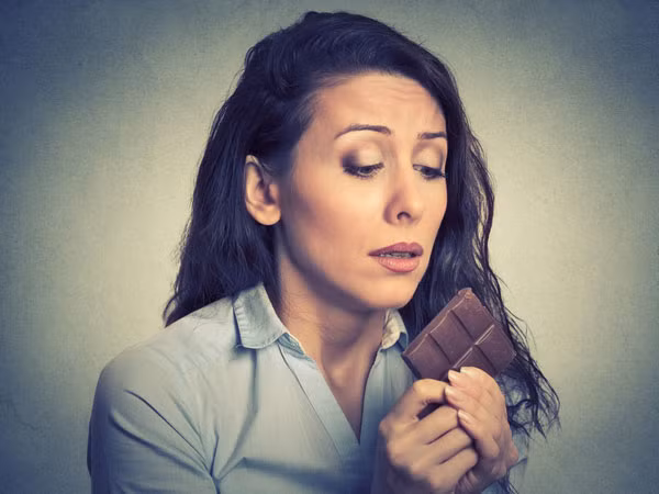 Thói quen ăn uống hảo ngọt là một trong những nguyên nhân gây các bệnh nguy hiểm như tiểu đường, bệnh tim hay các vấn đề về tuyến tụy. Việc kiêng đồ ngọt sẽ giúp bạn giảm cân, ngủ sâu hơn, da dẻ mịn màng và miễn dịch cũng tốt hơn. 