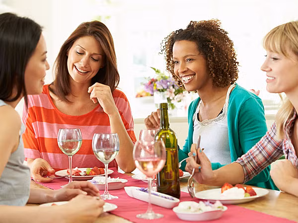 Lập nhóm để cùng thực hiện kế hoạch: Bạn có thể kêu gọi những người khác cùng tham gia kế hoạch "cai nghiện" đồ ngọt bằng cách lập một chủ đề trên diễn đàn hoặc mạng xã hội. Những người đồng minh này và lời động viên hàng ngày từ họ sẽ giúp bạn dễ dàng thực hiện kế hoạch này hơn. 