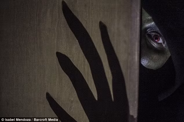 Nghiên cứu kỹ từng nỗi ám ảnh của từng cá nhân, nhiếp ảnh gia 22 tuổi người Anh thực sự đã tái hiện được những nỗi sợ hãi phổ biến qua từng tấm ảnh.