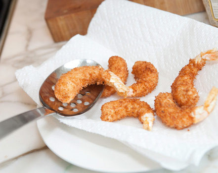 Để hấp thụ dầu thừa như thức ăn chiên xào, các bác sỹ khuyên bạn nên sử dụng khăn giấy để thấm. Nếu không có khăn giấy thì bạn nên dùng giấy trắng.