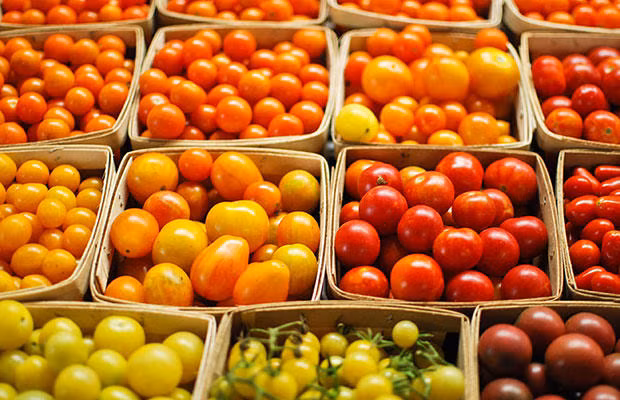 Ăn uống lành mạnh. Những người sống trăm tuổi ở Okinawa, Nhật Bản thường chọn nhiều trái cây và các loại rau cải như cải xoăn và rau lá xanh khác làm món ăn chính. Họ cũng không ăn quá no, chỉ 80% dạ dày.