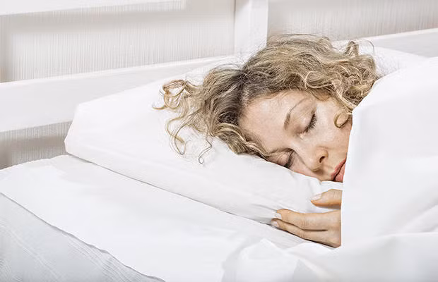 Ngủ đủ giấc. Cụ bà Dorothy Cammon, 100 tuổi, sống tại Vista Del Rio cho biết, giấc ngủ cũng là một phần quan trọng. Ngủ đủ giấc là một phần của lối sống lành mạnh. Khi con cái chưa trưởng thành, bà phải chăm lo bữa ăn và giấc ngủ cho con khiến bà không có được giấc ngủ hoàn chỉnh.