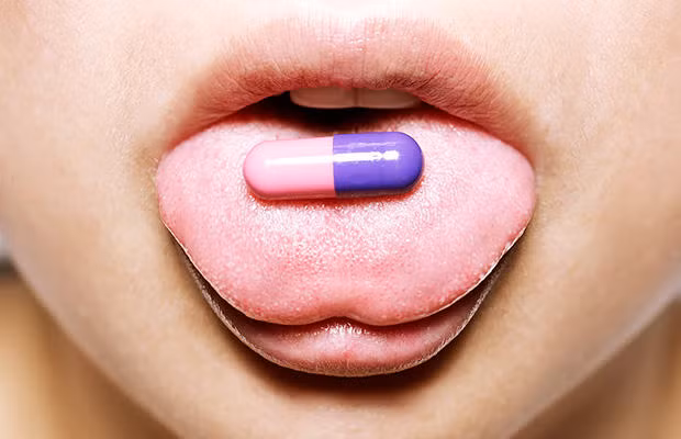 Cẩn trọng với các loại thuốc. Bác sỹ phẫu thuật Allen Kamrava nhớ lại một bệnh nhân 102 tuổi của mình, sau phẫu thuật chỉ 6 giờ, cụ ông vẫn cố gắng đi lại trong phòng và từ chối dùng nhiều thuốc. Do vậy, thuốc không phải là giải pháp tốt nhất khi bạn cần. Tác dụng phụ và các sai sót trong quá trình chế biến dược liệu có thể làm giảm tuổi thọ của bạn.