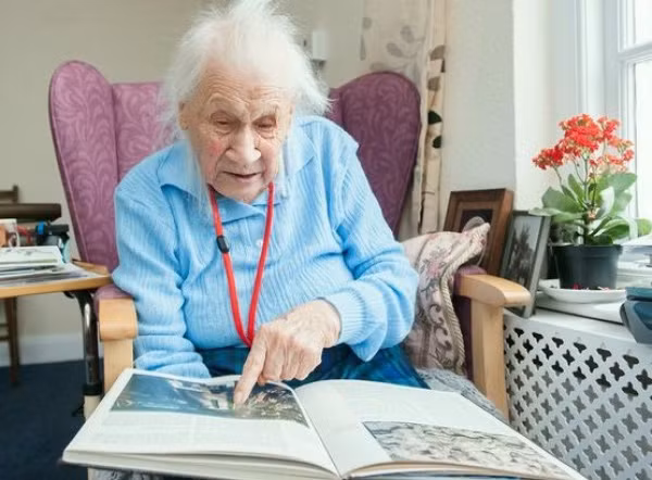 Giữ tâm trí tỉnh táo. Tâm trạng thoải mái và tỉnh táo có thể ngăn chặn những bệnh giống như Alzheimer. Cụ ông Edris Mathiesen, 102 tuổi, sống tại Redbud Hills cho biết, để giữ tâm trí mình tỉnh táo, ông theo sát những tin tức hàng ngày trên thế giới, ông cũng chơi bài, giải đố ô chữ và đọc sách để tập thể dục cho trí não.