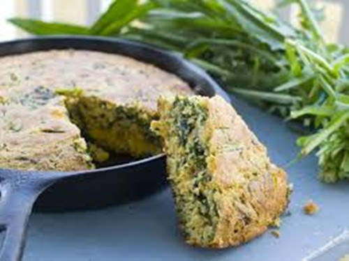 Người ta thường dùng hoa bồ công anh để trộn vào salad ăn sống. Nó cũng có thể được hấp hoặc làm mứt, siro, rượu vang. Nó cũng được dùng để điều trị táo bón hay các vấn đề về da.