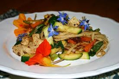 Loài hoa này có hương vị mát tương tự như dưa chuột, do vậy mà có thể bổ sung hoàn hảo cho các món như súp, salad hay nước chanh.