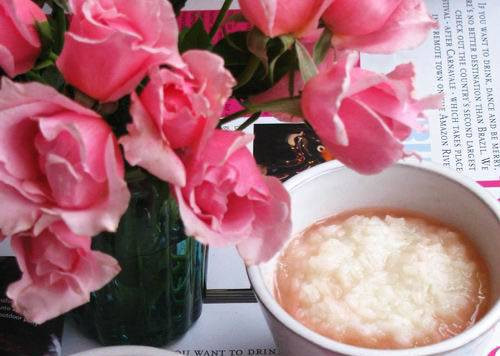 Cánh hoa hồng giàu vitamin E, A, C, D và B3. Cánh hoa hồng cũng có đầy đủ các chất chống oxy hóa . Nhiều người đã dùng cánh hoa hồng làm trà hay thả vào nước ấm để tắm giúp thư giãn và giảm đau đầu căng thẳng.