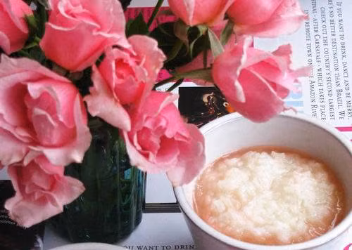 Cánh hoa hồng giàu vitamin E, A, C, D và B3. Cánh hoa hồng cũng có đầy đủ các chất chống oxy hóa . Nhiều người đã dùng cánh hoa hồng làm trà hay thả vào nước ấm để tắm giúp thư giãn và giảm đau đầu căng thẳng.