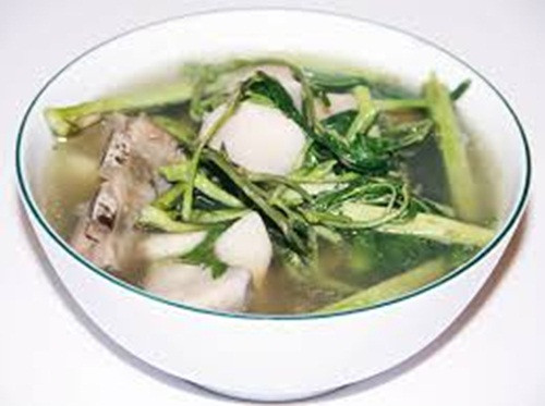 Sau đó thêm khoai sọ đã gọt vỏ sạch sẽ cùng củ sen, củ súng xắt lát bỏ vào canh. Thêm tôm hoặc sườn vào nồi canh sẽ càng ngon hơn. Món canh này chỉ cần ăn khoảng 1 tuần là bệnh mất ngủ của bạn sẽ không còn.