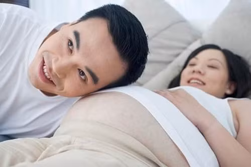 Bé tích cực vận động khi mẹ nằm nghiêng bên trái. Khi nằm nghiêng bên trái thì lượng máu cung cấp cho thai nhi sẽ được nhiều hơn, do đó mà con cũng hưng phấn và vận động tích cực hơn.