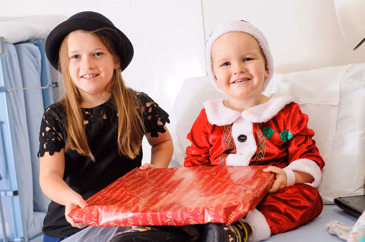 Khi mới 10 tuần tuổi, George được chẩn đoán bị ung thư máu và trải qua hóa trị chuyên sâu. Chỉ 2 ngày sau chẩn đoán, em bị rụng hết tóc và sau đó đã mất khả năng đi lại. Bé bị đau nặng do tác dụng phụ của thuốc hóa trị nhưng bé vẫn chơi và cười hầu như cả ngày.