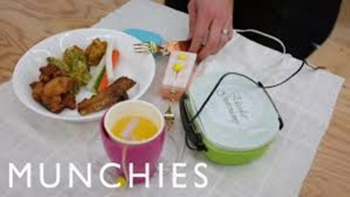 Nguyên lý của chiếc dĩa là phần kim loại của cái dĩa là một điện cực, tay cầm sẽ là đầu điện cực còn lại. Khi bạn cắm thức ăn vào dĩa rồi cho vào miệng, dòng điện sẽ kín. Còn khi bạn rời dĩa ra khỏi miệng, dòng điện sẽ tự ngắt. Có thể nói nó hoạt động như một cái công tắc điện.