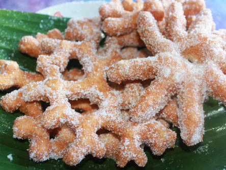 Bánh củ gừng. Trong cộng đồng người Chăm cũng như người dân tộc Khmer ở ĐBSCL, bánh gừng là loại bánh ngon ngày Tết truyền thống độc đáo. Gọi tên vậy vì bánh có hình dạng củ gừng.