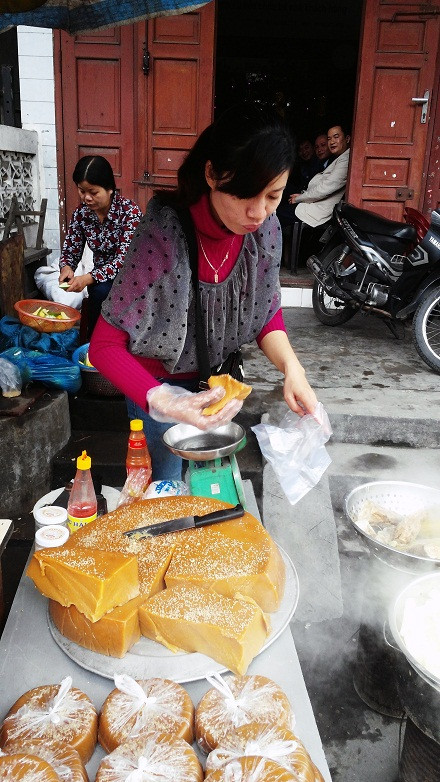 Bánh tài lồng ệp. Món bánh này mang theo tín ngưỡng thờ cúng trời đất của bà con Sán Dìu - người dân tộc phổ biến ở Quảng Ninh. Người dân Sán Dìu cho rằng, Tết không có bánh tài lồng ệp là Tết không to. Qua thời gian, cùng với hương vị thơm ngon, bánh tài lồng ệp trở nên phổ biến hơn.