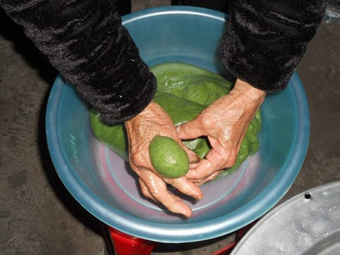 Bánh ngải nhân vừng. Là món ăn ngày Tết truyền thống của người Tày Nùng. Món bánh này có màu xanh mướt như lúa non rất đẹp. Cách làm bánh cũng vô cùng công phu. Bánh ngải thường được làm nhiều vào dịp Tết Thanh minh, những dịp mừng lúa mới.