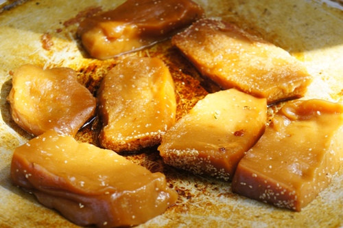 Bánh có hình tròn, mềm dẻo, vị ngọt, màu nâu và được rắc vừng bên trên, khi cầm dễ bị dính nên thường được bọc vào túi bóng. Bánh ăn ngon nhất là lúc đã nguội mới không bị ngán, ăn lạ miệng và độ ngọt không quá nồng. Với vị ngon dẻo thơm mùi nếp, bánh tài lồng ệp đã trở thành một thứ đặc sản và là thức cúng những ngày Tết của người dân vùng dân tộc Sán Dìu.