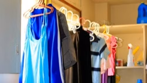 Mặc quá nhiều quần áo. Khi lạnh, bạn thường nhét hàng đống quần áo vào người. Bạn có thể cảm thấy thoải mái và ấm áp nhưng các chuyên gia thì lại không cho như thế là đúng.