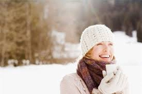 Uống ít nước. Mùa đông sẽ không háo nước như mùa hè bởi con người sẽ óc ít hoạt động thể chất hơn. Thế nhưng kể cả mùa đông vẫn cần uống đủ 2 lít nước mỗi ngày. Nếu cơ thể không đủ nước sẽ gây ra nhiều bệnh tật và các vấn đề sức khỏe khác.