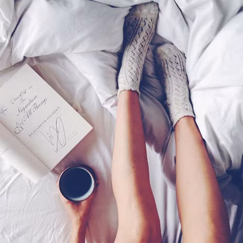 Ngủ nướng. Nhiệt độ lạnh thường làm cho bạn khó chui ra khỏi chăn vào mỗi sáng, nhưng điều đó cũng đồng nghĩa với việc đồng hồ sinh học của bạn đang bị phá vỡ gây ra nhiều vấn đề cho sức khỏe. Khi mùa đông qua, bạn lại phải nỗ lực đưa bản thân trở lại bình thường theo chu kỳ của mình.