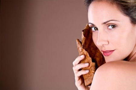 Khuôn mặt nhỏ hơn. Giống như chúng ta đã đề cập ở trên, phụ nữ lớn tuổi thường bị mất một lượng chất béo ở má, thái dương, mũi và cằm, xung quanh mắt. Do vậy mà khuôn mặt của bạn sẽ gọn gàng hơn và hẹp hơn.