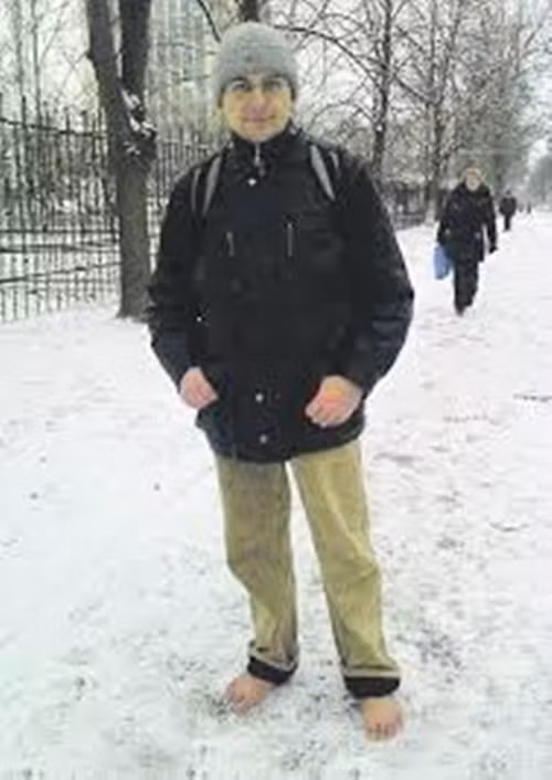 Mặc dù sau đó bị cảm lạnh nhưng anh vẫn bắt đầu học thói quen đi chân trần trên tuyết. Cuối cùng, vào tháng Tư, anh ra khỏi nhà mà không có giày và cứ thế dành cả ngày ngoài trời với thói quen mới của mình.