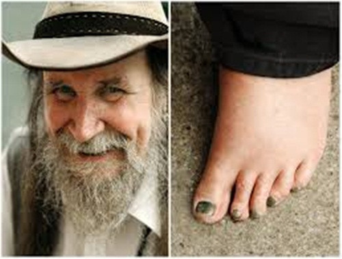 Và ông Peter Mckenzei cũng đã nổi tiếng vì đã rũ bỏ thói quen dày dép trong gần 50 năm.