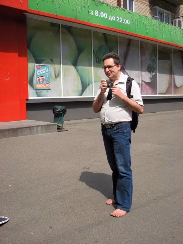 Dần dần, anh không phải đầu tư vào giày dép nữa. Anh có thể đi chân trần bất cứ hoàn cảnh nào, từ nhiệt độ xuống đến -7 độ C hay thời tiết cực kỳ nóng nực. Anh chỉ cần chạy để giữ đôi chân của mình không bị đóng băng.