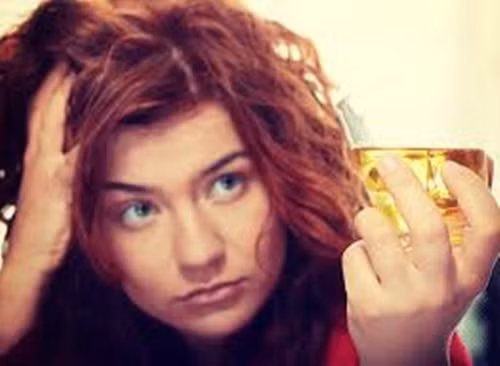 Cân nặng giảm. Rượu lén lút làm tăng calo hàng ngày mà bạn không biết. Một cốc rượu chứa đến 300 calo hoặc hơn. Vì thế mà ngừng rượu cũng có nghĩa là bạn sẽ giảm béo không cần nỗ lực.