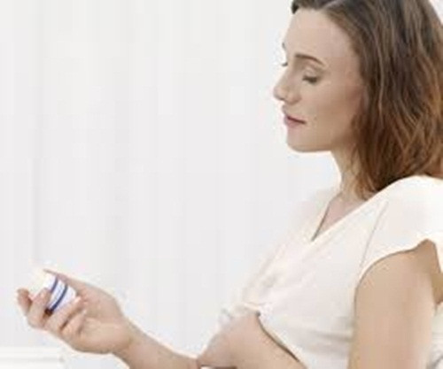 Nguyên nhân là do thuốc chủ vận B2AR gồm salmetereol và formoterol - một loại thuốc làm giãn phế quản, giúp giãn cơ bắp trong đường hô hấp để cải thiện hơi thở cũng như giảm cơn co thắt của những người bị hen suyễn có thể đi vào nhau thai khiến thai nhi hấp thụ được, từ đó có thể ảnh hưởng đến việc phát triển các tế bào thần kinh.