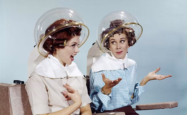 Lúc này, phụ nữ nên thay đổi những loại dầu gội từ trước đã sử dụng và chú ý đến những sản phẩm chăm sóc tóc không phù hợp độ tuổi.